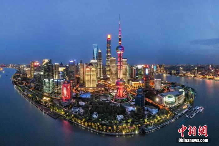 图为2020年，航拍上海浦东陆家嘴夜景。(无人机照片) <a target='_blank' href='/'>中新社</a>记者 张亨伟 摄