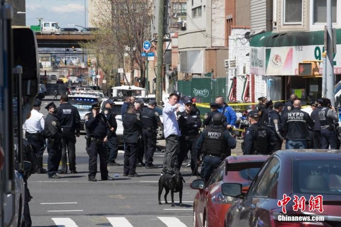 当地时间4月12日，美国纽约市布鲁克林区36街地铁站发生枪击案，至少16人受伤，其中10人直接中枪，大批警力和相关部门人员赶赴现场。图为地铁站外的特勤人员。 <a target='_blank' href='http://www.chinanews.com/'>中新社</a>记者 廖攀 摄