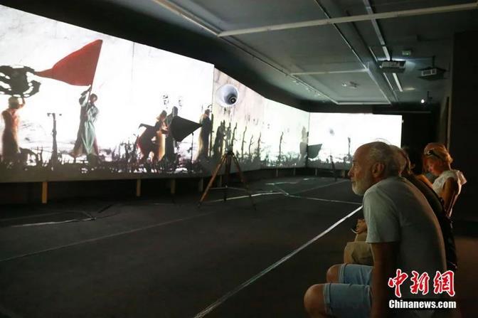 观众在南非开普敦的蔡茨非洲当代艺术博物馆欣赏“手绘动态非洲历史”。<a target='_blank' href='http://www.chinanews.com/'>中新社</a>记者 王曦 摄