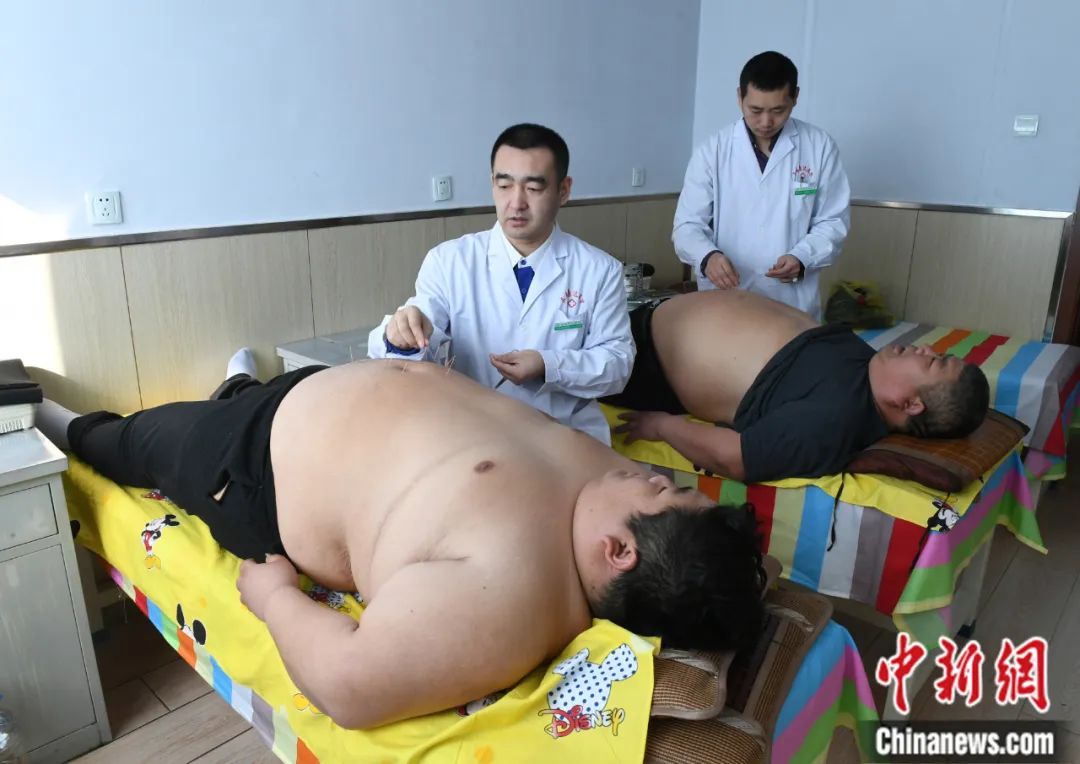 体重加起来共700余斤的父子俩在长春接受针灸减肥治疗。<a target='_blank' href='http://www.chinanews.com/'>中新社</a>记者 张瑶 摄