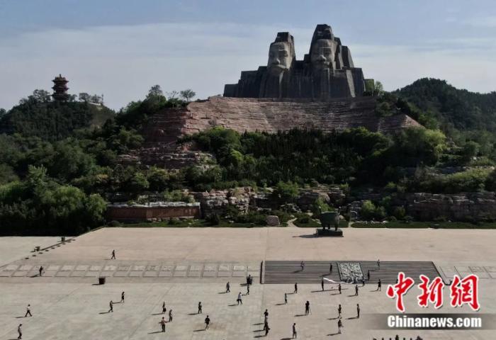 2021年5月，游客在位于河南郑州的黄河文化公园炎黄广场参观游玩。<a target='_blank' href='http://www.chinanews.com/'>中新社</a>记者 张兴龙 摄