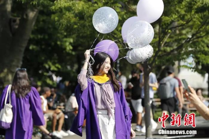 2021年5月，美国纽约大学的中国留学生在曼哈顿华盛顿广场欢庆毕业时刻。<a target='_blank' href='http://www.chinanews.com/'>中新社</a>记者 廖攀 摄