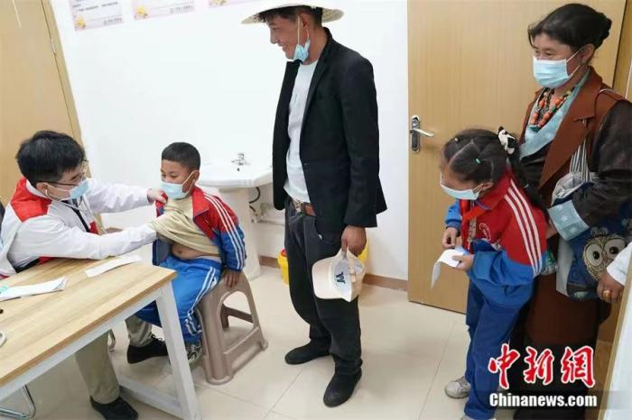 2022年7月， 来自郑州的医疗专家在西藏八宿县为儿童进行先心病筛查。“天使之旅——西藏先心病患儿筛查救助行动”正在在此间进行。<a target='_blank' href='http://www.chinanews.com/'>中新社</a>记者 苏丹 摄