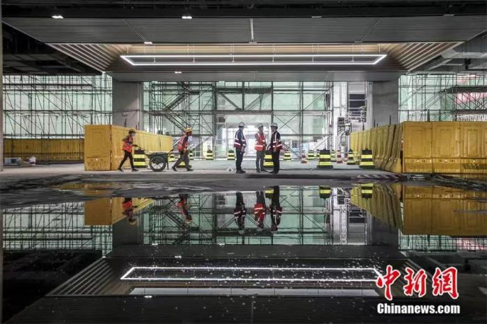 2021年7月，北京丰台站改建工程中的工人进行灯光和电路调试。<a target='_blank' href='http://www.chinanews.com/'>中新社</a>记者 贾天勇 摄