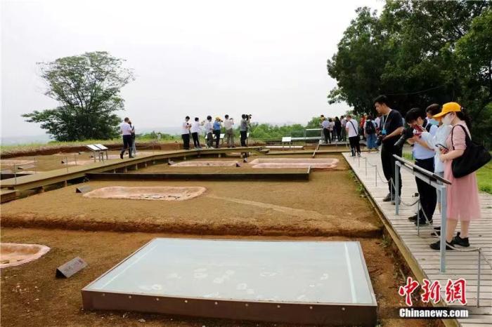 游客参观凌家滩国家考古遗址公园墓葬祭祀区。<a target='_blank' href='/'>中新社</a>记者 张强 摄