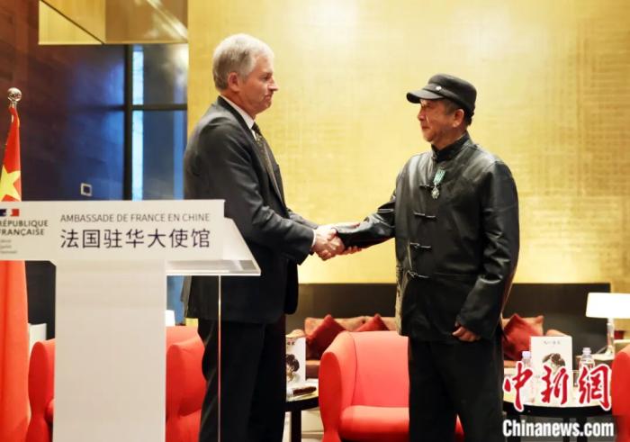 2022年3月，李昆武在法国驻华大使馆获授“法国文学艺术骑士勋章”。<a target='_blank' href='http://www.chinanews.com/'>中新社</a>发 受访者 供图