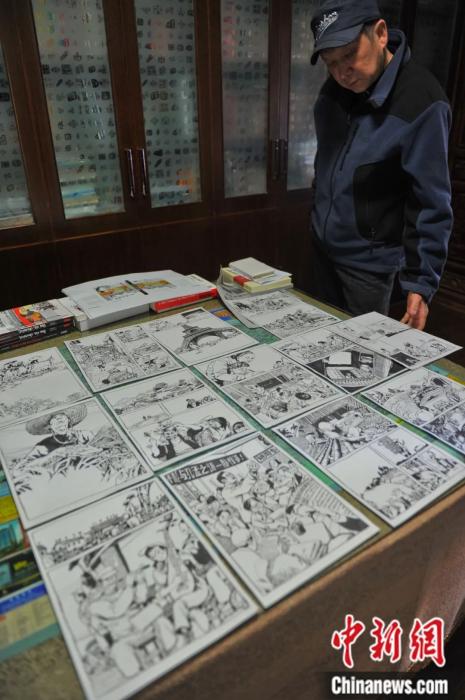 李昆武在工作室展示其漫画创作手稿。<a target='_blank' href='http://www.chinanews.com/'>中新社</a>记者 任东 摄