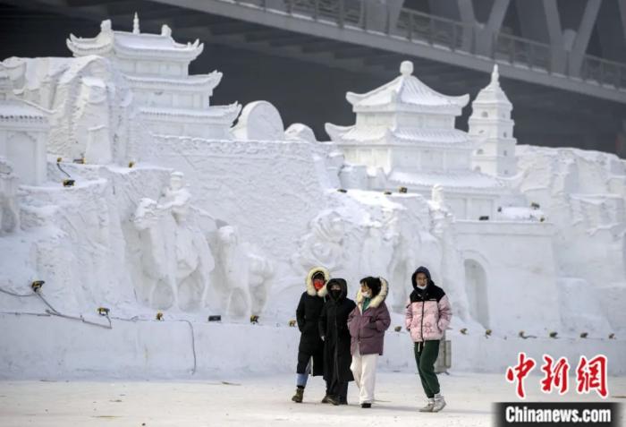 新疆昌吉的“丝绸之路”大型主题雪雕。<a target='_blank' href='/'>中新社</a>记者 刘新 摄