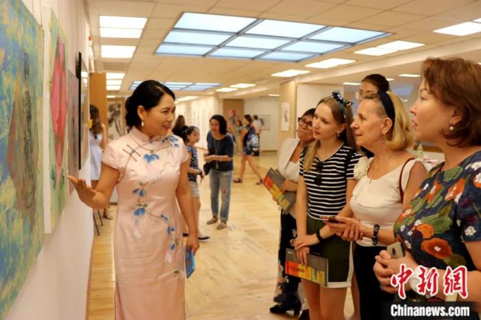 2019年，中国女画家张碧云“一带一路”绘画作品展在哈萨克斯坦阿拉木图市举行，向当地民众近距离展示中国文化艺术。<a target='_blank' href='/'>中新社</a>记者 文龙杰 摄