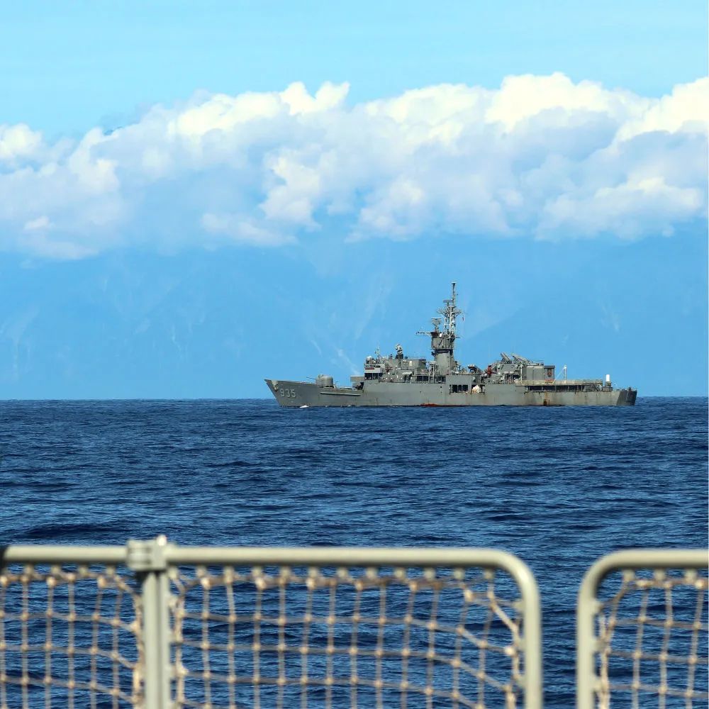 2022年8月5日，中国人民解放军东部战区海军继续在台岛周边海域展开实战化训练。这是从我舰拍摄的台舰近景。新华社发(林健 摄)
