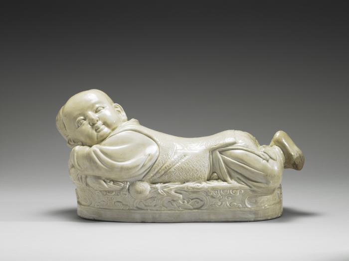 白瓷婴儿枕。图片来源：台北故宫博物院官网