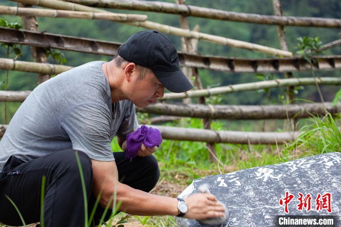 今年6月中旬，梁良在三江独峒镇拓印“辞路免行”警示石碑。　受访者提供