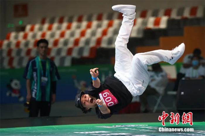 2021年，第十四届全运会霹雳舞项目女子冠军赛在南京举行，图为河南选手刘清漪在比赛中。<a target='_blank' href='/'>中新社</a>记者 泱波 摄 