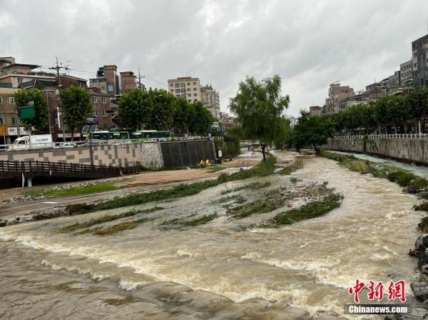 当地时间8月8日，韩国首都圈遭遇特大暴雨。<a target='_blank' href='http://www.chinanews.com/'>中新社</a>记者 刘旭 摄