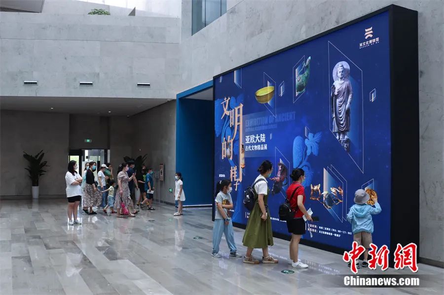 观众参观“文明的样子——古代文物精品展”。吴文化博物馆供图