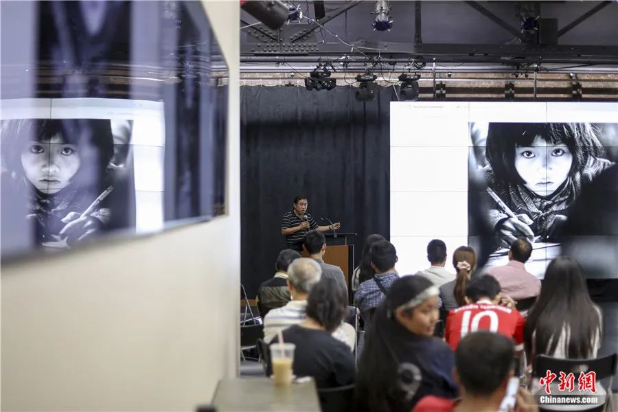 2018年6月，中国纪实摄影家解海龙在纽约亚洲文化中心向摄影爱好者讲述“希望工程”标志性照片《大眼睛小姑娘》的拍摄经历。<a target='_blank' href='/'>中新社</a>记者 廖攀 摄