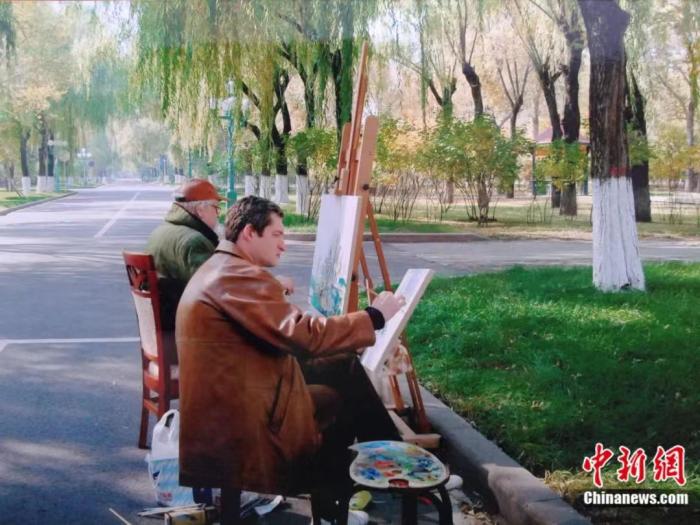 2009年，叶戈罗夫与俄罗斯人民艺术家罗曼金在哈尔滨太阳岛写生创作。受访者供图
