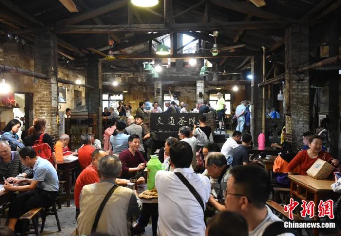 市民和游客在重庆市一家有近40年历史的“交通茶馆”里喝茶。<a target='_blank' href='http://www.chinanews.com/'>中新社</a>记者 周毅 摄
