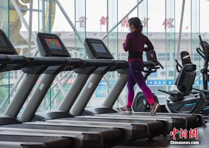 一位市民在北京市海淀区腾达大厦内的一家健身房内跑步锻炼。<a target='_blank' href='/'>中新社</a>记者 侯宇 摄