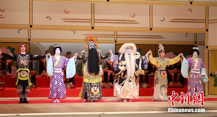 2015年，中国青年艺术家与尾上菊之助(右三)等日本青年艺术家在北京共同表演。潘旭临 摄