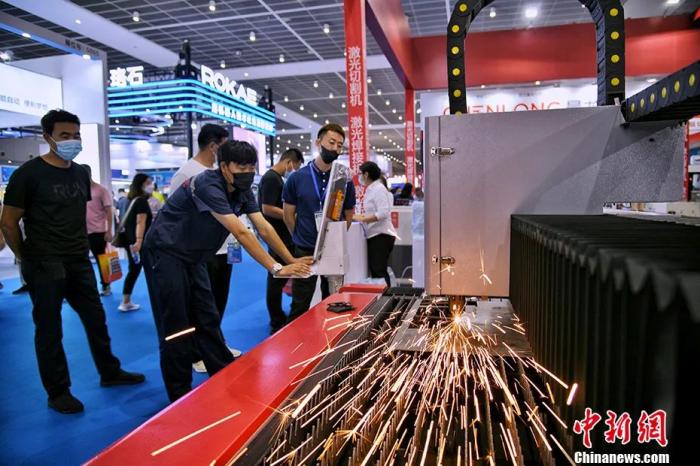 资料图：2022年8月11日，第18届中国(天津)国际装备制造业博览会开幕，激光切割机吸引参观者。 <a target='_blank' href='/'>中新社</a>记者 佟郁 摄 