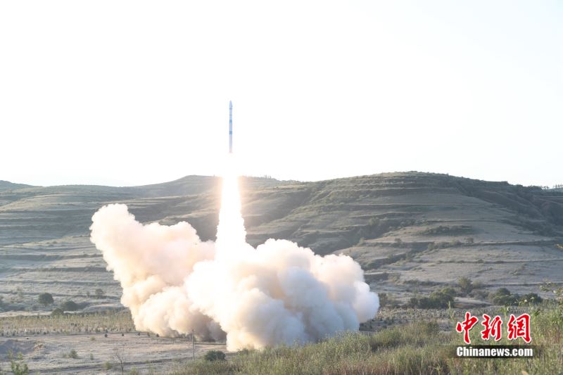 中国成功发射试验十四号和试验十五号卫星。 郑斌 供图