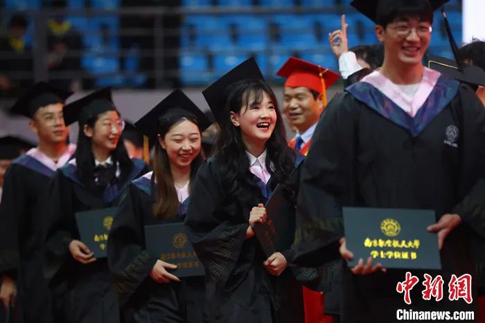 2022年6月21日，江苏南京，南京航空航天大学的毕业生们登台领取毕业证书。<a target='_blank' href='/'>中新社</a>记者 泱波 摄