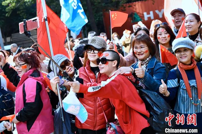 资料图：2019年12月7日，数千名香港市民在香港岛港湾道花园参与爱国护港撑警活动。<a target='_blank'  data-cke-saved-href='/' href='/'>中新社</a>记者 李志华 摄 