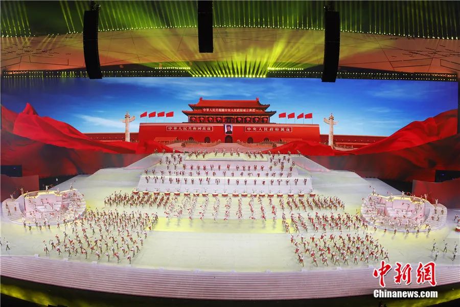 2021年，庆祝中国共产党成立100周年文艺演出《伟大征程》在国家体育场盛大举行。图为舞蹈《开国大典》。<a target='_blank' href='/'>中新社</a>记者 韩海丹 摄
