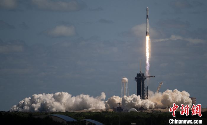 当地时间10月5日，美国太空探索技术公司(SpaceX)的载人“龙”飞船在佛罗里达州发射升空，将来自美日俄的4名宇航员送往国际空间站。 <a target='_blank'  data-cke-saved-href='/' href='/'>中新社</a>发　 NASA/Joel Kowsky 供图