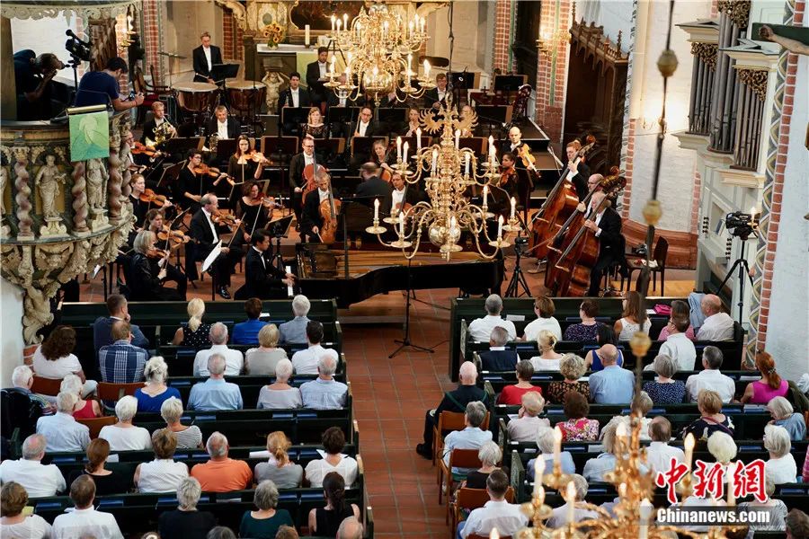 2022年3月18日晚，一场中西合璧的中国新春音乐会在波罗的海之滨的德国汉萨古城施特拉尔松德上演。彭大伟 摄