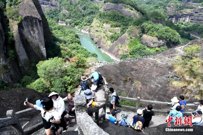 资料图为游客游览武夷山国家公园。 <a target='_blank' href='/'>中新社</a>记者 王东明 摄