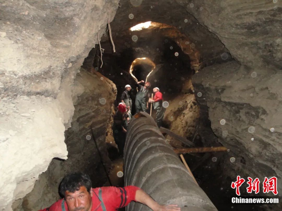 施工人员在新疆吐鲁番的一条坎儿井里进行暗渠加固。受访者供图