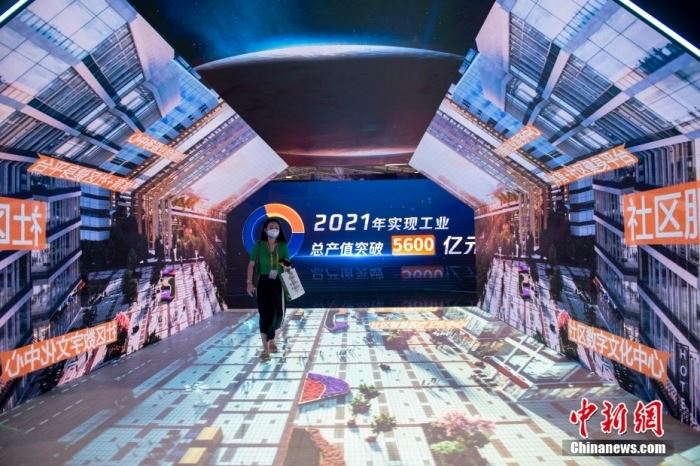 资料图：9月2日，北京，在服贸会首钢园展区，观众穿过被屏幕360度包围的走廊。<a target='_blank' href='/' >中新网</a>记者 李骏 摄