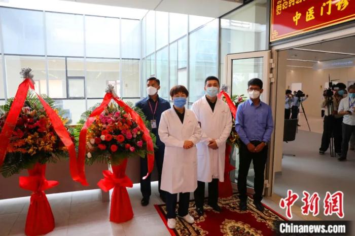 2022年3月，中国援柬中医抗疫医疗专家组在考斯玛中柬友谊医院开设了柬埔寨公立医院首个政府间中医门诊。图为开诊当天情况。欧阳开宇 摄