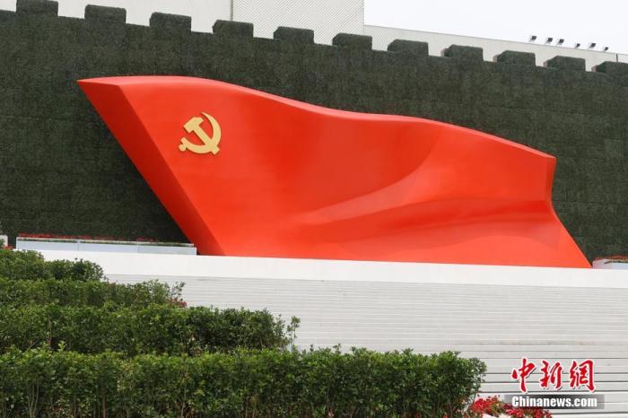 中国共产党历史展览馆西侧广场上，五大主题雕塑雄伟矗立，震撼人心。图为《旗帜》雕塑。 <a target='_blank' href='/'>中新社</a>记者 韩海丹 摄