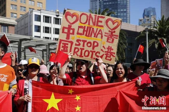 美国北加州华人、中国留学生自发在旧金山联合广场举行集会，声讨香港激进示威者暴力乱港行径。刘关关 摄