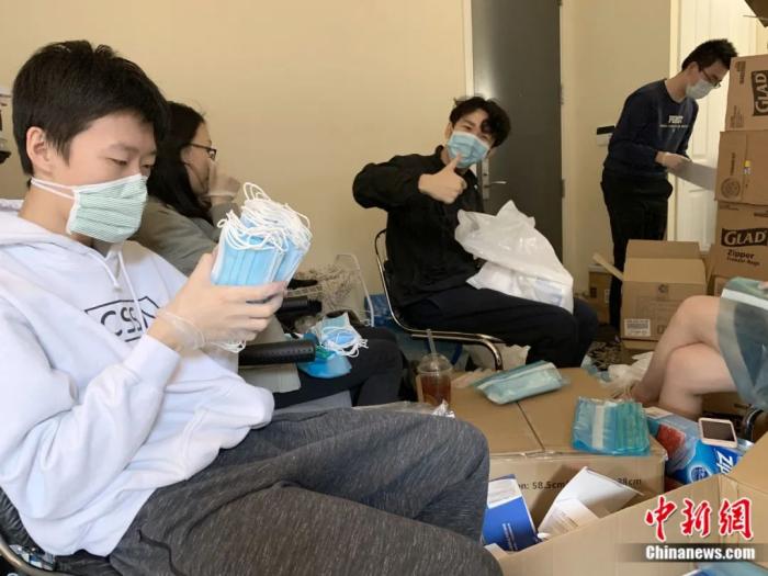 中国驻多伦多总领馆给多伦多大学中国留学生捐赠“健康包”。钟欣 摄