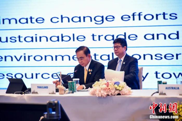 11月18日，亚太经合组织(APEC)第二十九次领导人非正式会议在曼谷开幕，泰国总理巴育(前)致辞。泰国外交部 供图