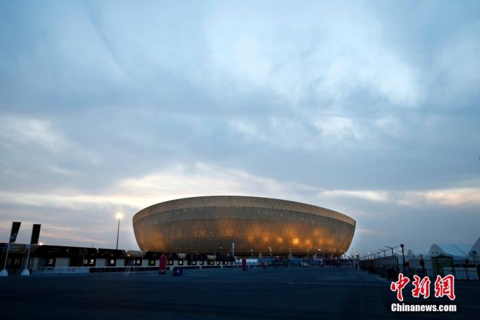 当地时间11月17日，2022卡塔尔世界杯卢塞尔体育场外景。 <a target='_blank' href='/'>中新社</a>记者 富田 摄 　