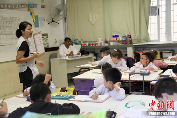 阿根廷布宜诺斯艾利斯第5区第28小学的中文老师教授汉字。<a target='_blank' href='/'>中新社</a>记者 余瑞冬 摄