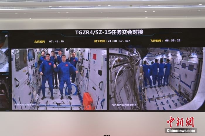 北京时间2022年11月30日7时33分，翘盼已久的神舟十四号航天员乘组顺利打开“家门”，热情欢迎远道而来的亲人入驻“天宫”。随后，“胜利会师”的两个航天员乘组，一起在中国人自己的“太空家园”里留下了一张足以载入史册的太空合影。汪江波 摄