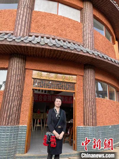 中国侨网徐银荷在云南澜沧捐建图书馆。　受访者供图
