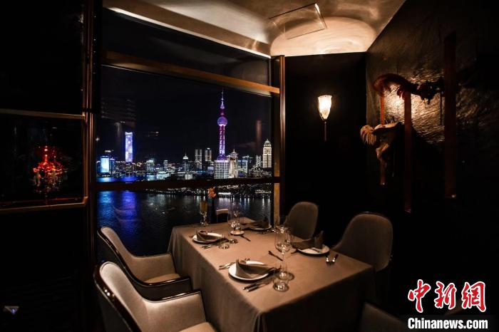 徐银荷在上海外滩开餐厅。　受访者供图