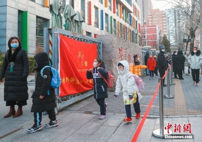 2月13日，北京市朝阳区芳草地国际学校，学生们走进校园。当日，北京市160余万中小学生重返校园，迎来新学期。<a target='_blank' href='/'>中新社</a>记者 贾天勇 摄