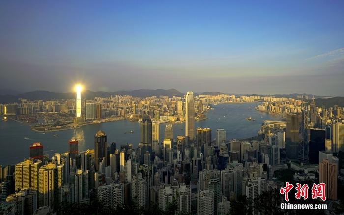 从拥有天然不冻港的东方小城到举世瞩目的国际金融中心，香港经济在过去25载里，历经风雨，却愈加璀璨。图为维港风光。 <a target='_blank' href='/'>中新社</a>记者 张炜 摄