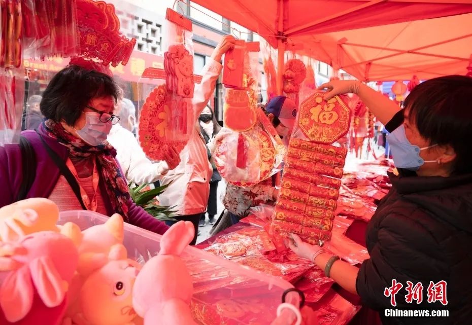 当地时间1月14日，美国旧金山唐人街的春节花市吸引市民驻足。中新社记者 刘关关 摄