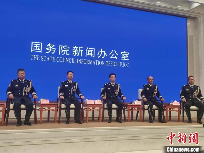 他们代表中国警察，向中外记者讲述平安中国故事
