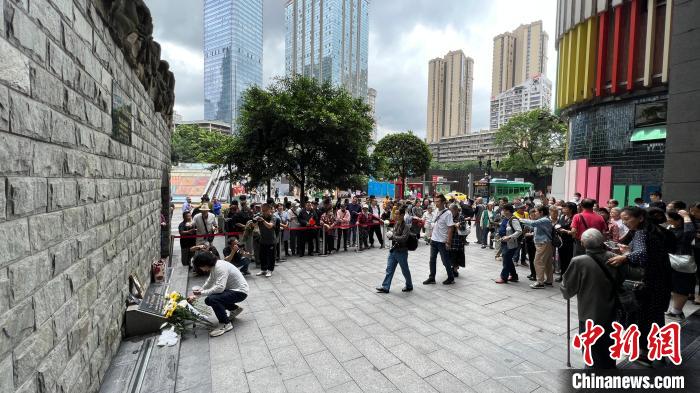 图为重庆大轰炸幸存者及遇难者亲属来到重庆大轰炸惨案遗址前，悼念遇难的亲人和同胞。　肖江川 摄