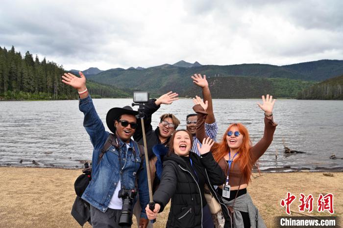 图为多国“Z世代”青年在普达措国家公园游览。　李嘉娴 摄